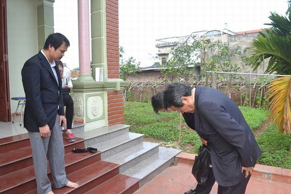 Bức ảnh Đại sứ Nhật cúi đầu xin lỗi gia đình bé gái bị sát hại gây sự chú ý đặc biệt của cộng đồng mạng