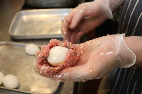 Cách làm trứng scotch ngoài giòn trong mềm hoàn hảo ăn không biết chán