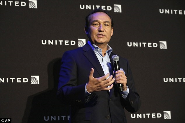 CEO United Airlines: Vụ lôi hành khách khỏi máy bay là ‘lỗi hệ thống’