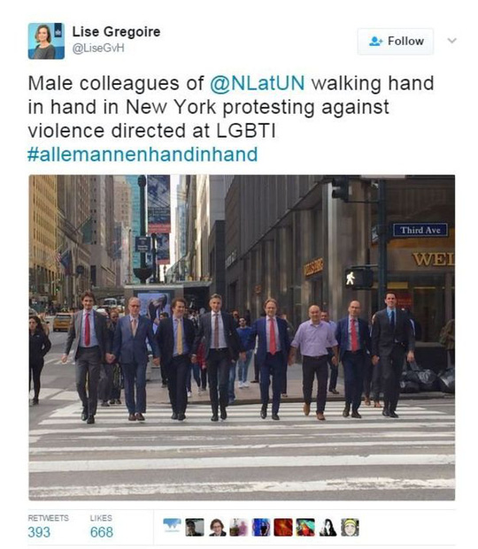 Hà Lan: Đàn ông nắm tay nhau phản đối kỳ thị đồng tính