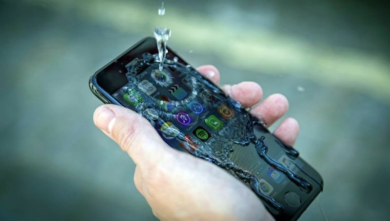 iPhone rơi vào nước, sập nguồn, pin ảo... hãy tham khảo những cách dưới đây
