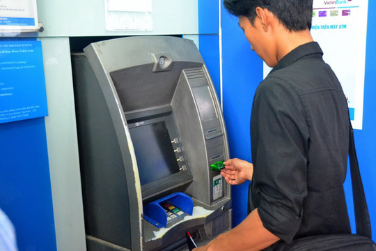 Mỗi thẻ ATM phải 'gánh' bao nhiêu loại phí cơ bản?