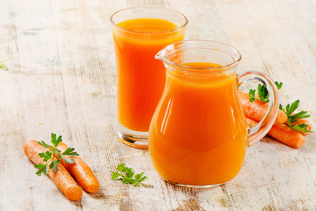 Nên uống mấy cốc nước ép cà rốt một ngày?