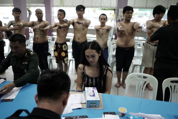 Người chuyển giới Thái khổ sở khi khám nghĩa vụ quân sự