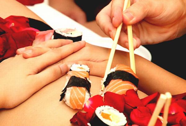 Nỗi lòng của mỹ nữ khỏa thân trên bàn tiệc sushi