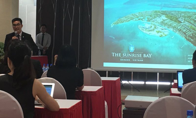 Novaland giới thiệu về Dự án Sunrise Bay (Đà Nẵng) trong buổi họp mặt ngày 21/4. (Ảnh: Tường Châu)