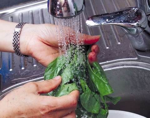 Rửa rau không nên dùng nước muối, vậy dùng cách nào để làm sạch rau?