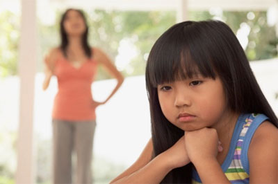 Sự thật đau lòng về lý do khiến con gái mỗi ngày đều nhìn gương thủ thỉ nói chuyện