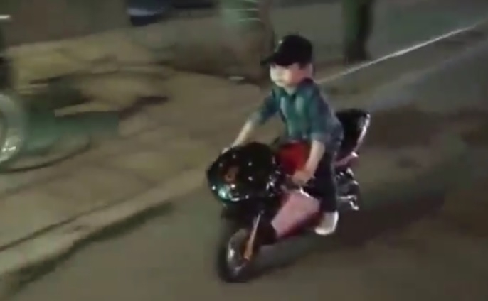 Video: Thót tim xem bé trai 5 tuổi phóng motor giữa phố Hà Nội