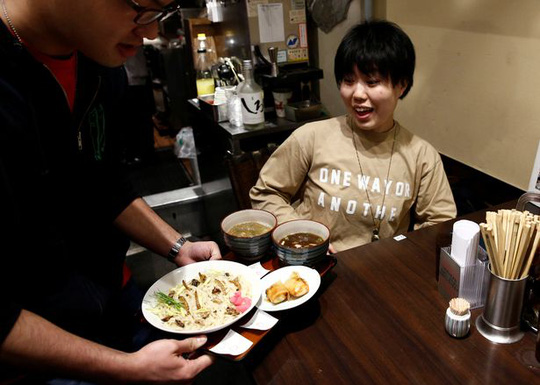 'Xếp hàng chờ ăn… mì côn trùng ở Nhật