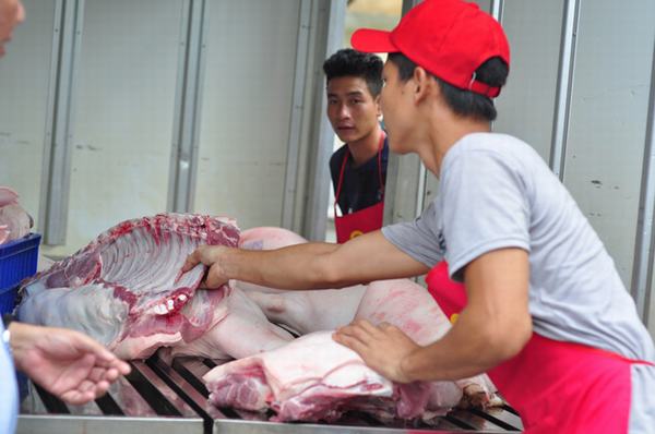 Chen nhau mua thịt giá rẻ 'giải cứu' heo ở Đồng Nai