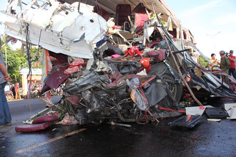 Clip xe tải lao như tên bắn trước khi gây tai nạn 12 người chết