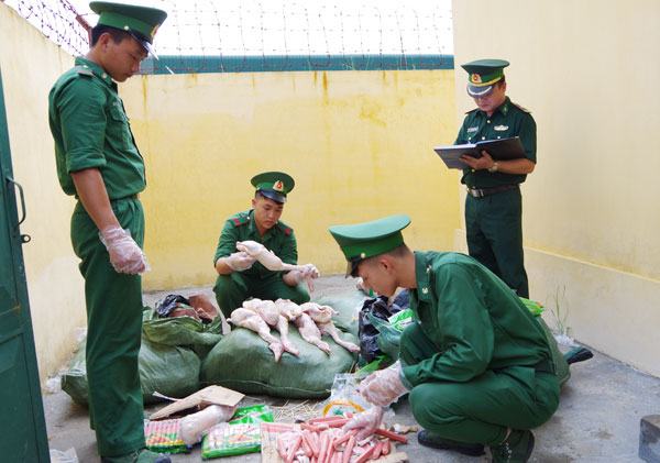 Gần 200 kg thịt vịt đông lạnh đã bốc mùi hôi thối bị thu giữ tại Lào Cai