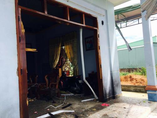 Hiện trường vụ nổ, nghi bị ném mìn tại Kon Tum: Nhà hàng xóm cách 10m cũng vỡ tan kính