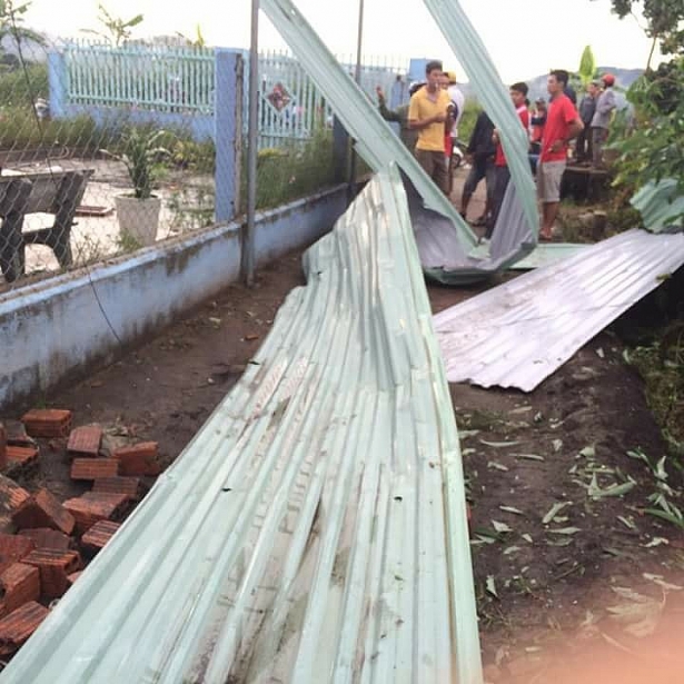 Hiện trường vụ nổ, nghi bị ném mìn tại Kon Tum: Nhà hàng xóm cách 10m cũng vỡ tan kính