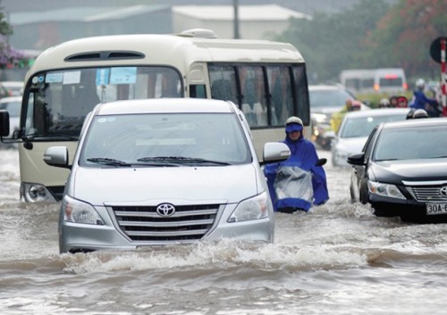 Kinh nghiệm nằm lòng tránh ô tô bị thủy kích trong mùa mưa