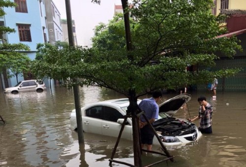 Kinh nghiệm nằm lòng tránh ô tô bị thủy kích trong mùa mưa