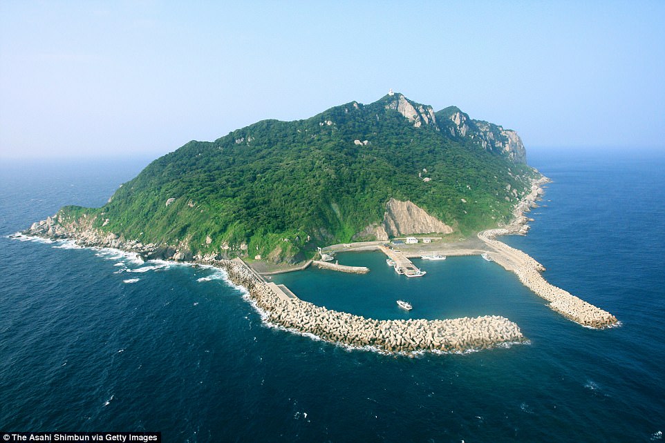'Kỳ lạ, đảo thiêng chỉ dành cho đàn ông ở Nhật Bản