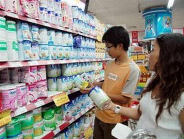 Mặt hàng sữa cho trẻ em: Giá bán buôn giảm, giá bán lẻ vẫn 'đứng yên'