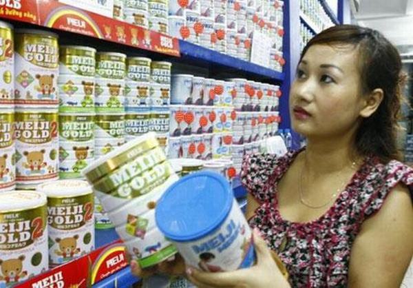 Mặt hàng sữa cho trẻ em: Giá bán buôn giảm, giá bán lẻ vẫn 'đứng yên'