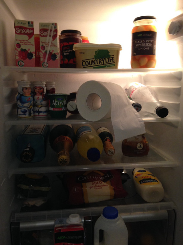 Ngay tối nay hãy đặt cuộn giấy vệ sinh vào tủ lạnh, sáng ngủ dậy bạn sẽ giật mình khi thấy kết quả