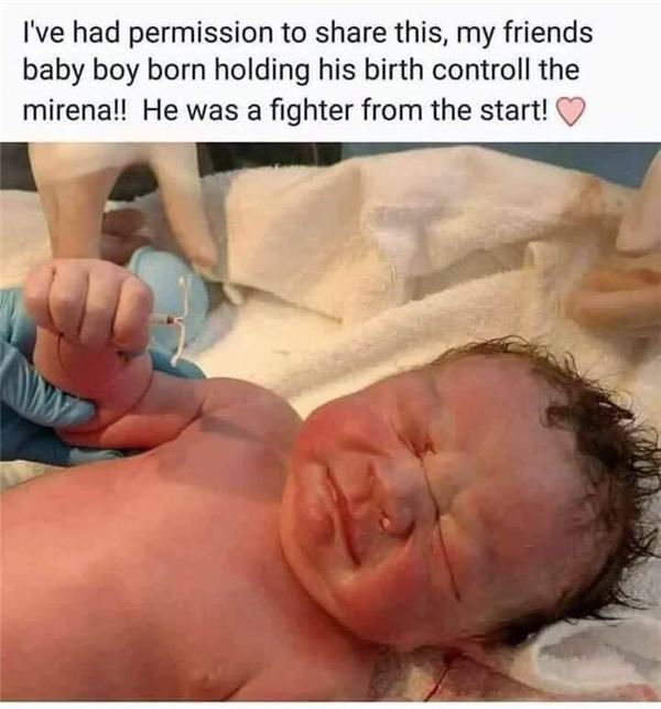 Sự thật về bức ảnh bé sơ sinh nắm chặt vòng tránh thai gây bão mạng