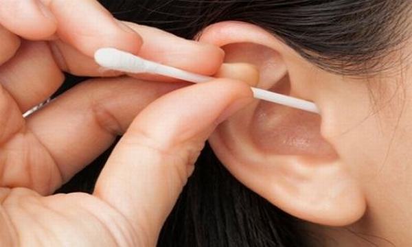Tại sao chúng ta nên dừng việc vệ sinh tai bằng tăm bông?