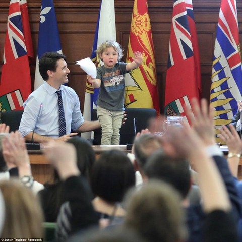 'Thủ tướng điển trai Canada “gây bão” vì chơi với con trai