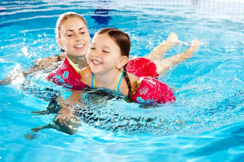 Trẻ học bơi sẽ nhận được những lợi ích tuyệt vời gì?
