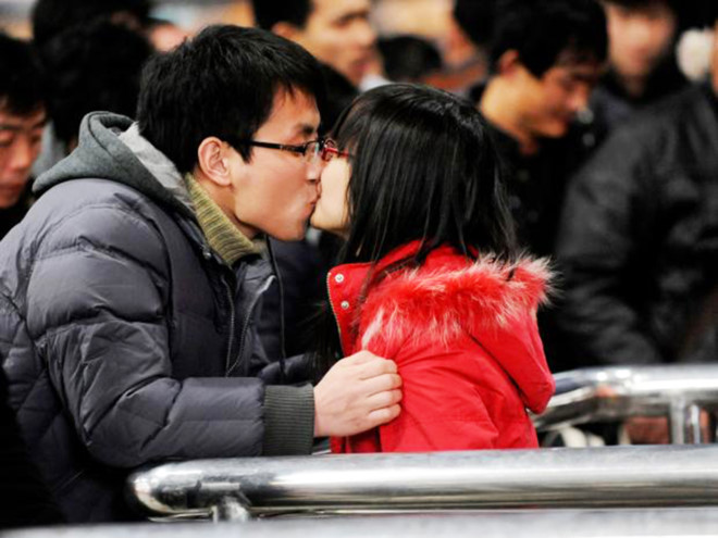 Trường cao đẳng Trung Quốc phạt sinh viên hôn nhau