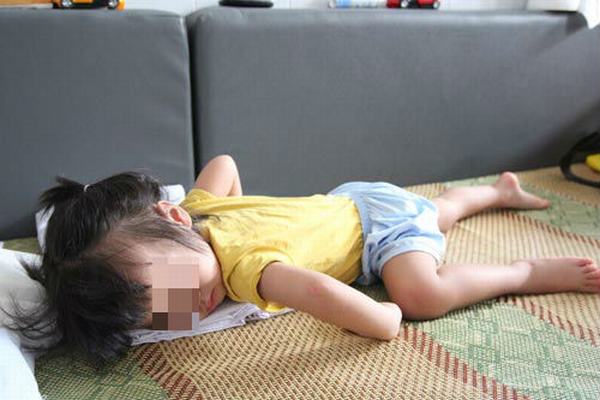 Bé gái 4 tuổi đột ngột bị méo mồm, liệt mặt sau giấc ngủ trưa trong điều hòa