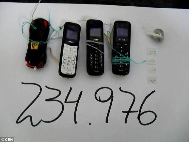 Brazil: Moi trong ổ bụng tù nhân ra... 10 cái điện thoại