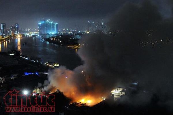 Cháy nổ dữ dội tại kho hàng gần 5.000 m2 trong cảng Sài Gòn