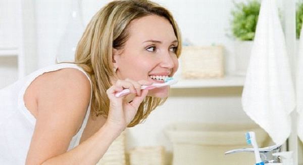 Dùng bàn chải đánh răng kiểu này là tự cắt ngắn đi 20 năm tuổi thọ