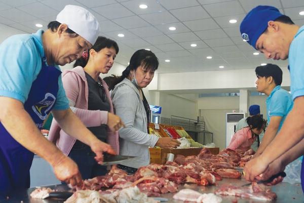 Giá thịt heo bán lẻ xấp xỉ 1/2 giá thị trường, dân đi mua từ 2 giờ sáng