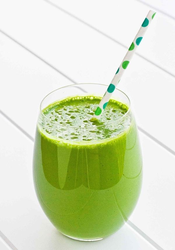 Chẳng có gì tốt cho sức khỏe bằng 1 li sinh tố lá xanh uống vào trước 9 giờ sáng. Cho dù cả ngày bạn có ăn vặt linh tinh thì cơ thể cũng đã được cung cấp đầy đủ chất xơ, khoáng chất và phytonutrient thiết yếu.