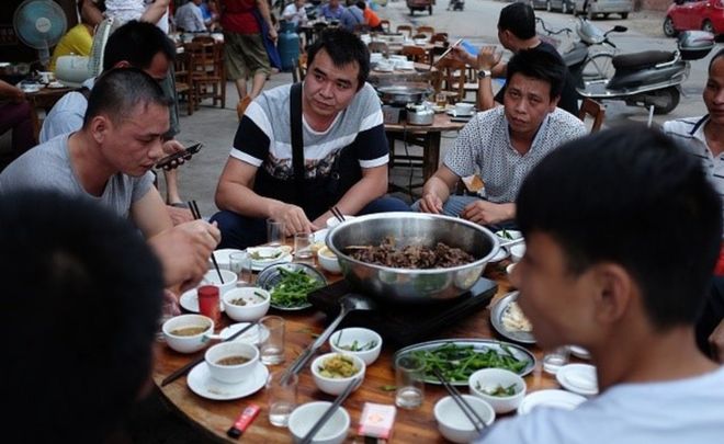 'Lễ hội thịt chó ở Trung Quốc đông nghịt người bất chấp tranh cãi