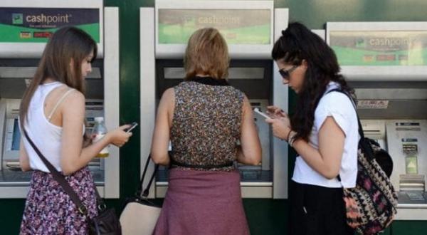 Liên tục mất tiền, ngân hàng siết chặt việc rút tiền qua ATM