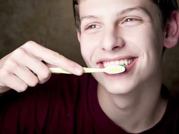 Mang bệnh từ việc dùng bàn chải đánh răng sai cách