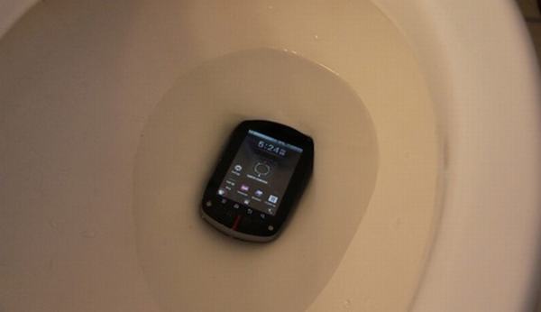 'Nghiện' mang điện thoại vào nhà vệ sinh có ngày mất mạng