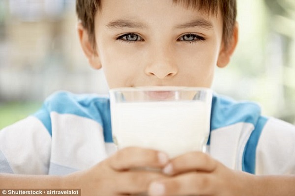 Trẻ uống sữa từ các loại hạt có nguy cơ thấp hơn 0,4 cm so với tuổi