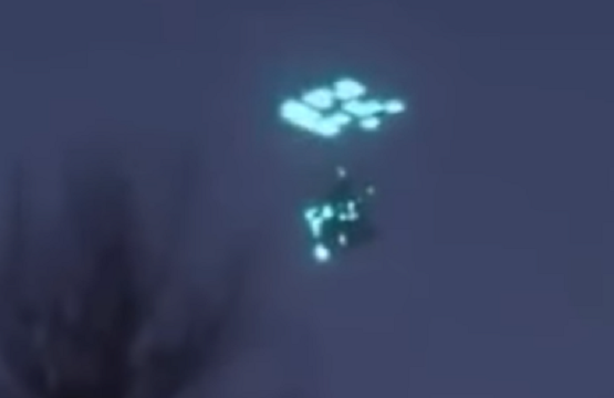 Sửng sốt phát hiện UFO dạng đèn thả quái dị phát sáng trong đêm