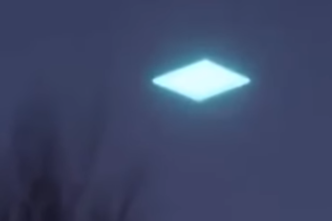 Sửng sốt phát hiện UFO dạng đèn thả quái dị phát sáng trong đêm
