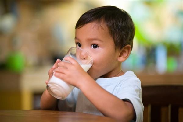 Tăng chiều cao cho trẻ: Uống sữa bò hay sữa đậu nành?