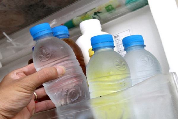 'Thần chết gõ cửa' nếu tái sử dụng chai nhựa để đựng nước trong tủ lạnh không đúng cách