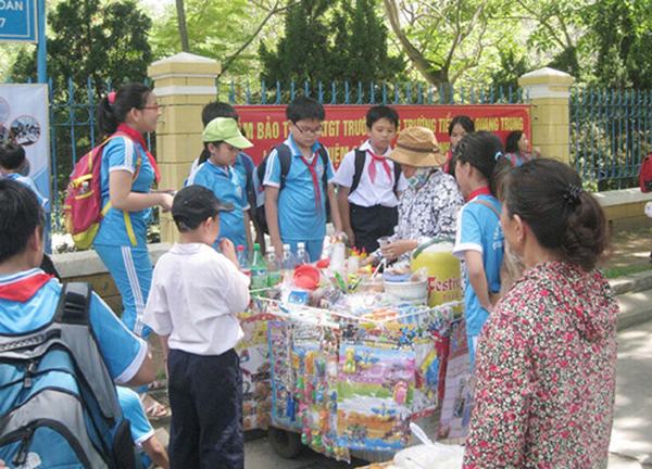 Thực phẩm bẩn 'bao vây' trường học, đại biểu Quốc hội đề nghị phạt nặng