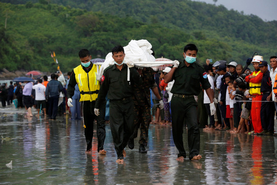 'Tìm thấy mảnh vỡ và thi thể từ máy bay Myanmar mất tích