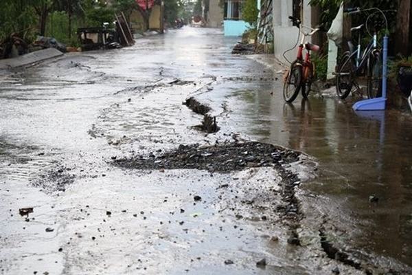 Xuất hiện vết nứt 40 m, dân Sài Gòn lo sợ nhà trôi sông