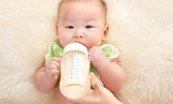 Bảo quản không đúng cách, sữa tiền triệu không vứt đi con uống cũng nguy hiểm tính mạng