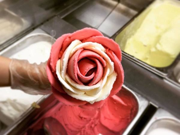 Cách làm kem ốc quế hoa hồng siêu dễ thương